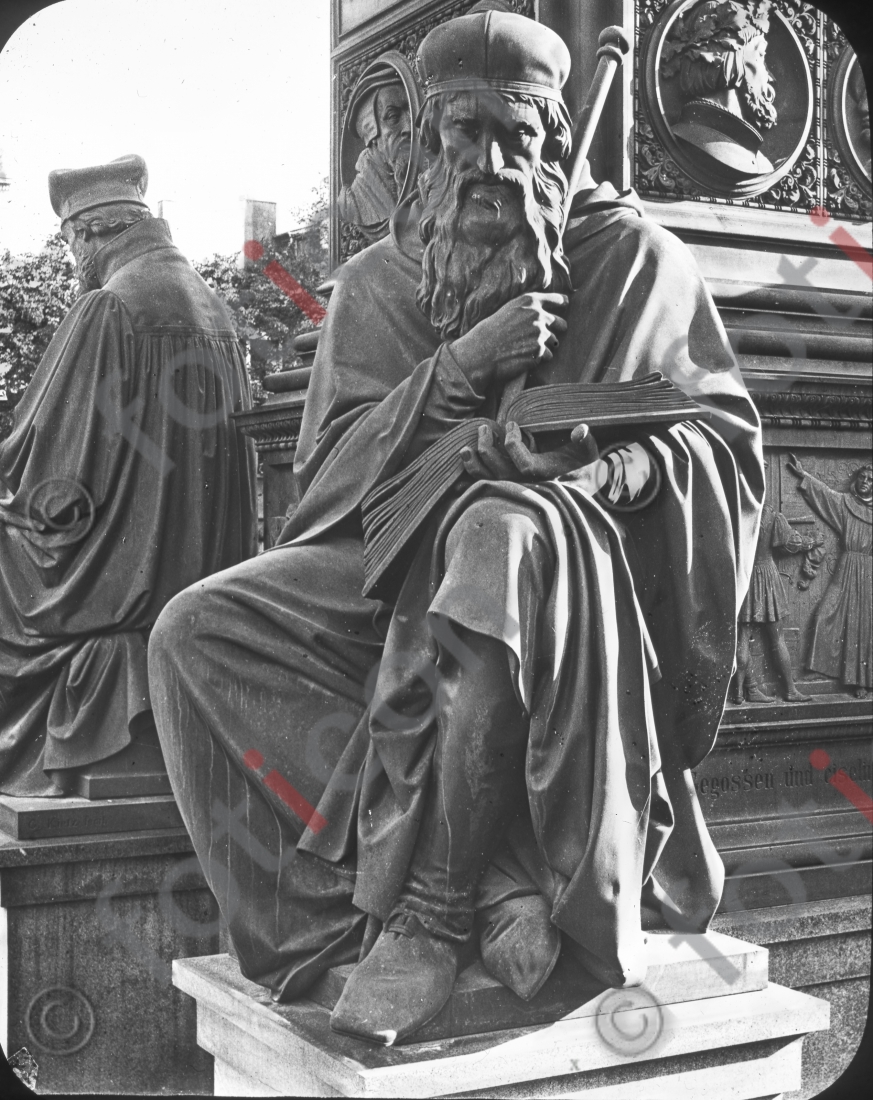 Skulptur des Petrus Waldus | Sculpture of Petrus Waldus - Foto foticon-simon-150-002-sw.jpg | foticon.de - Bilddatenbank für Motive aus Geschichte und Kultur